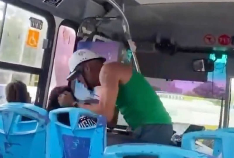 VIDEO FUERTE | Sujeto agrede a una mujer en un bus y termina linchado por los pasajeros