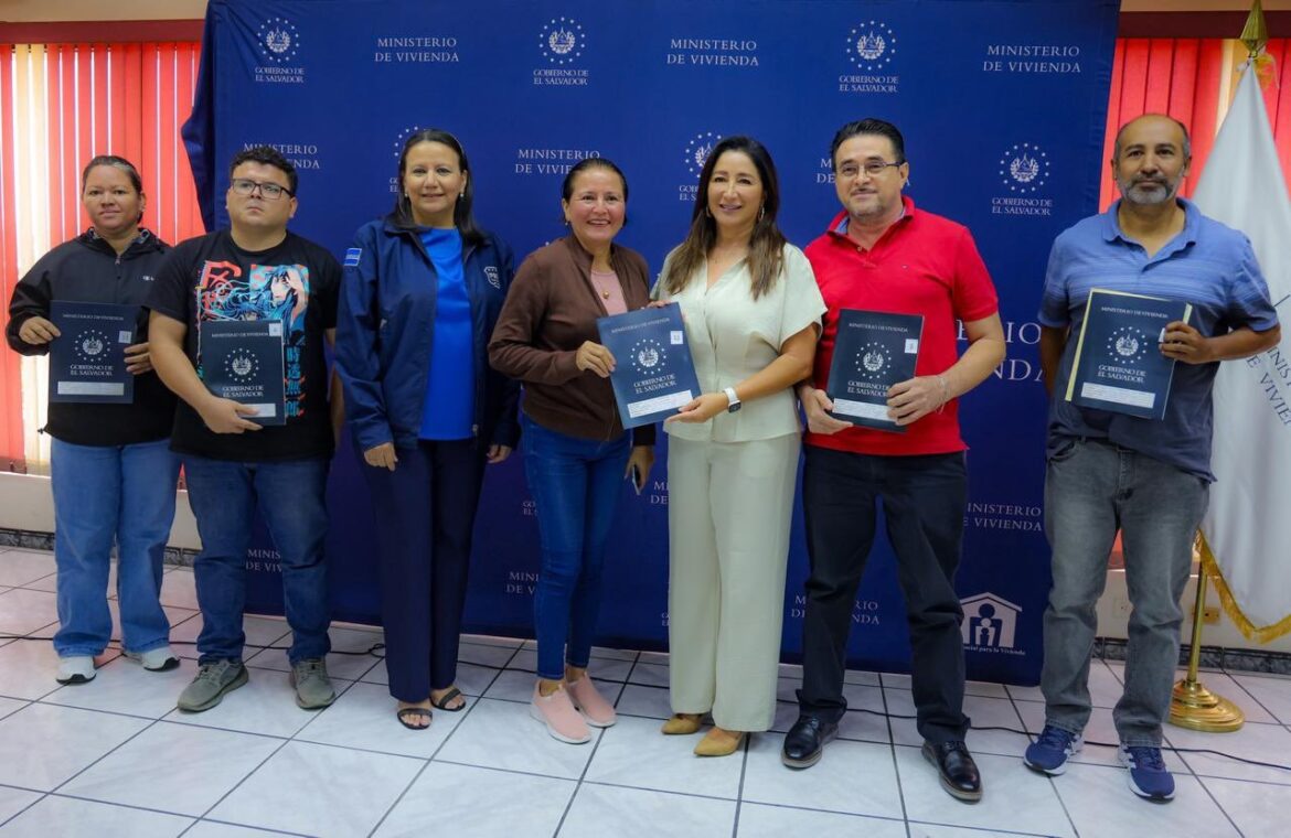 Entregan 157 escrituras a familias afectadas por Corporación Argoz