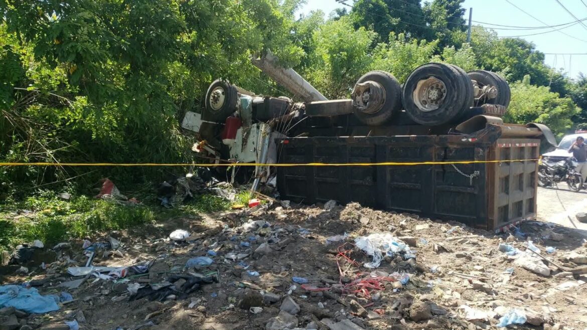 Vuelco de camión deja una persona fallecida en Apopa