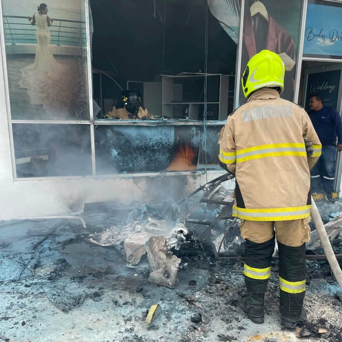 Bomberos controlan incendio estructural en edificio de Tonsupa