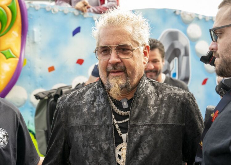 La gastronomía salvadoreña conquista al famoso chef y presentador Guy Fieri