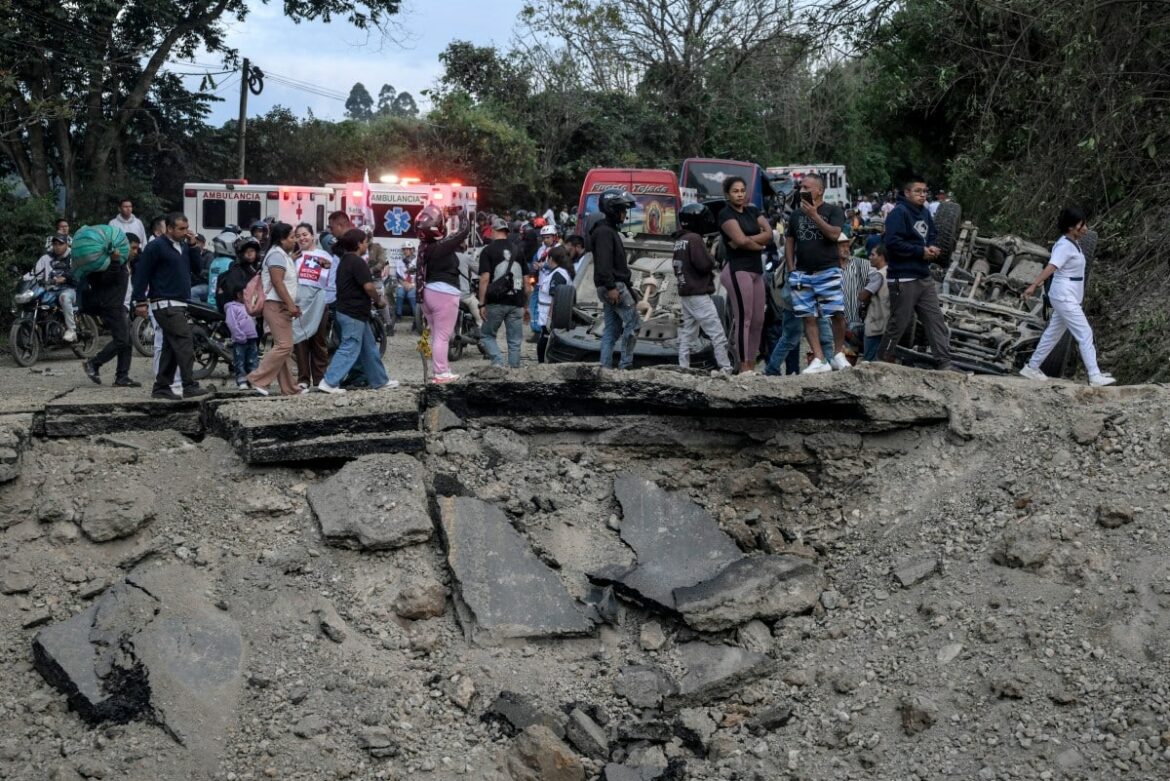 Sube a 19 el número de muertos por atentado con bomba en carretera en Colombia