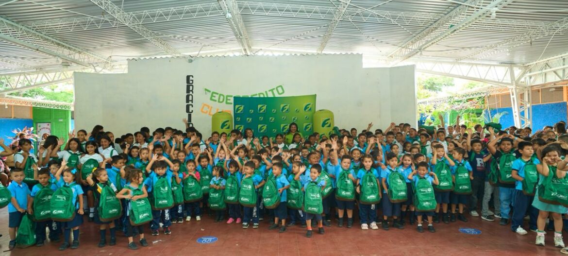 Fedecrédito entrega donativo de mochilas en centros escolares