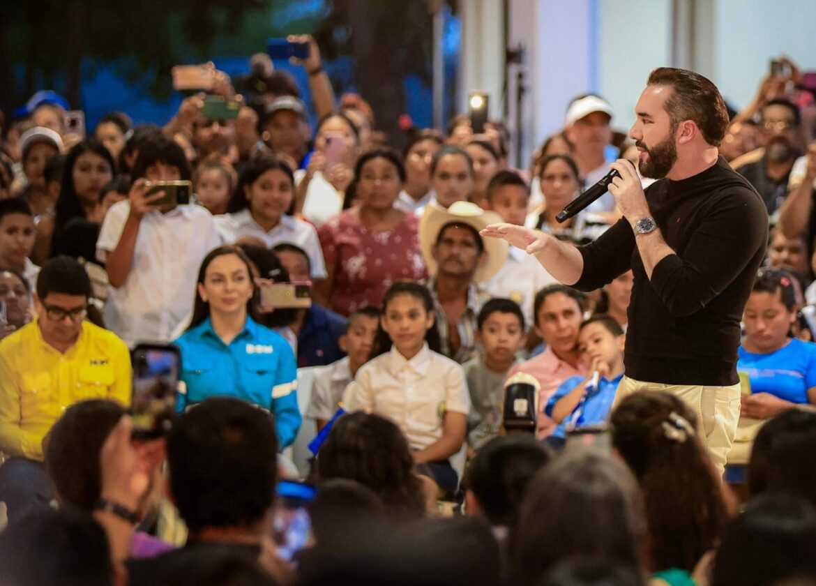 Inauguran obras de calle principal y centro escolar en cantón Los Toles
