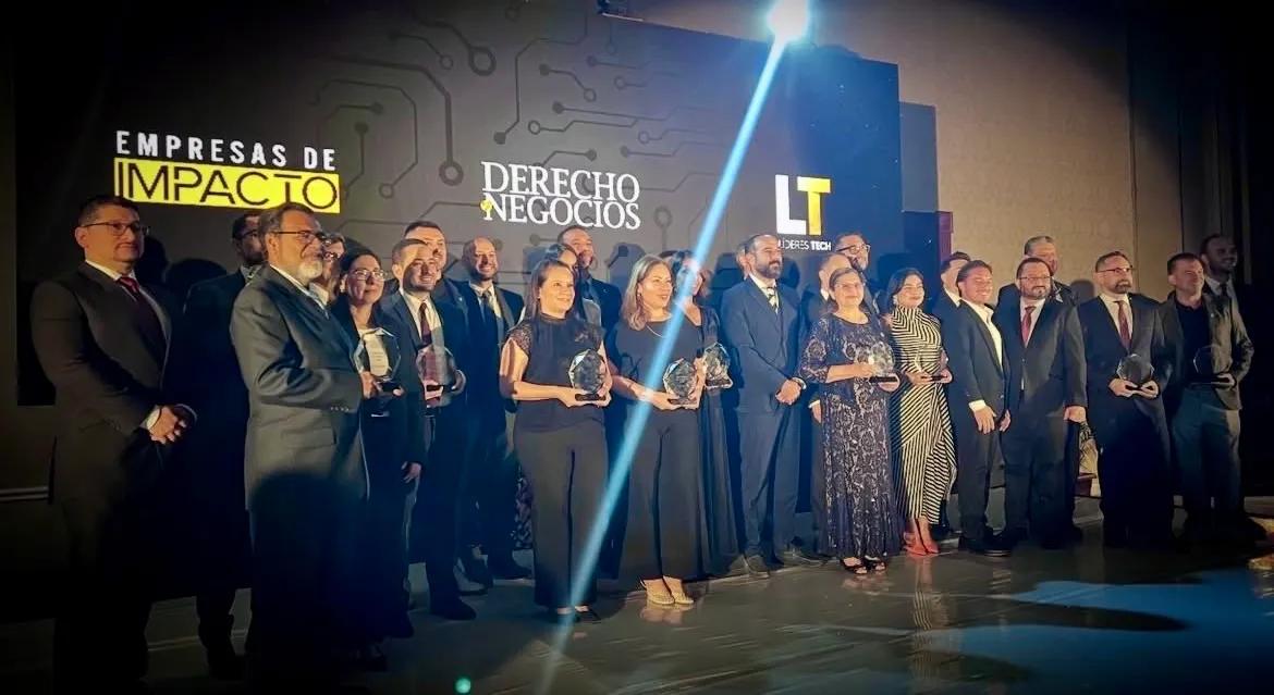Celebran noche de gala para premiar a empresas, marcas y servicios