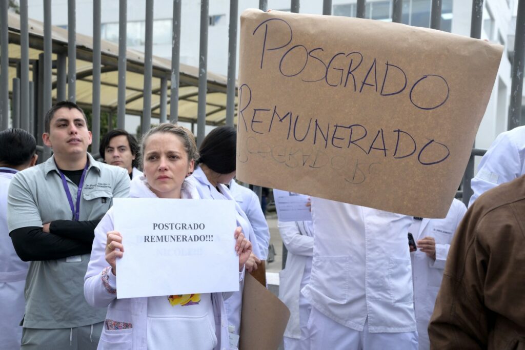 Médicos y pacientes protestan por crisis en sistema sanitario de Ecuador