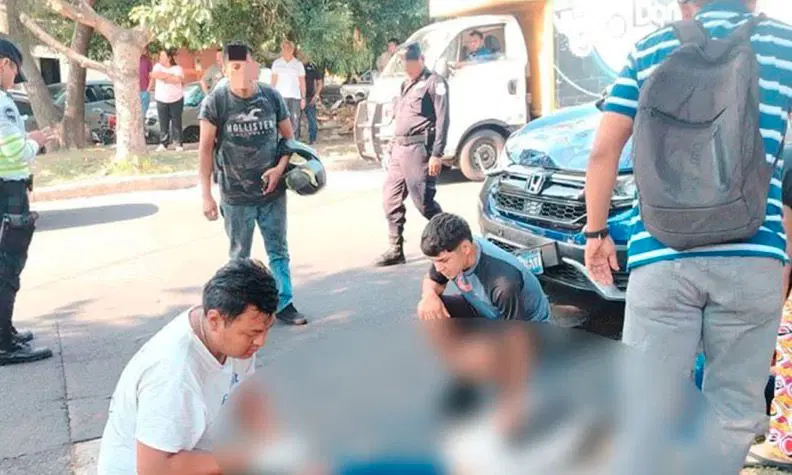 Motociclista resulta gravemente herida tras ser impactada por vehículo en San Salvador