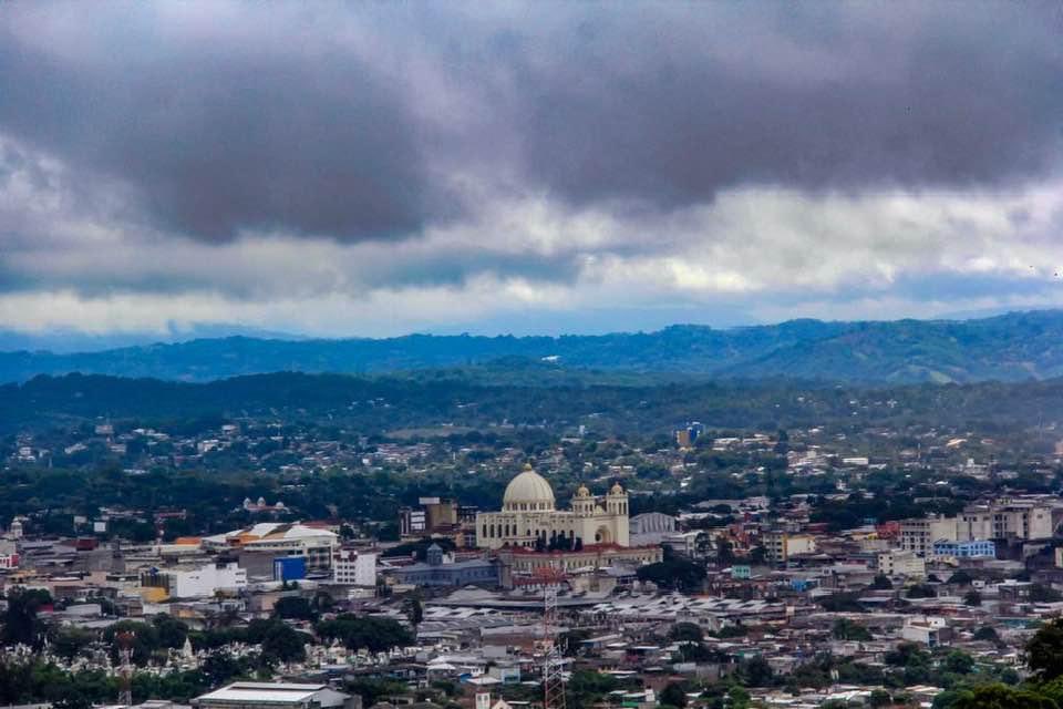 Prevén lluvias en el oriente y centro de El Salvador para este viernes