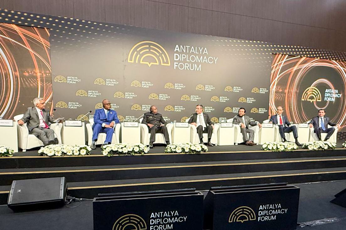 Vicepresidente Ulloa participa como panelista en foro de alto nivel en Turquía