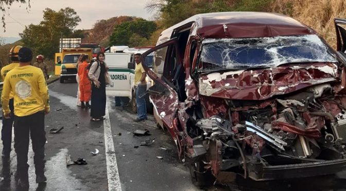 Turistas alemanes sufren aparatoso accidente en carretera Panamericana