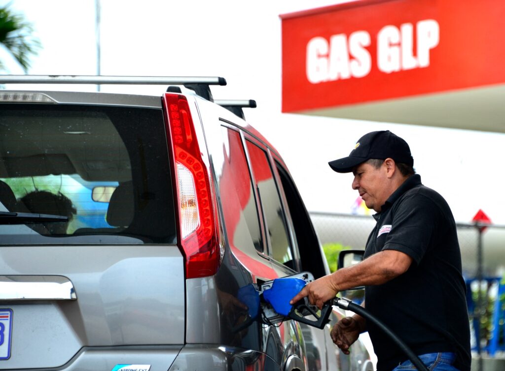 Refinadora costarricense prevé fuertes alzas a los combustibles en mayo