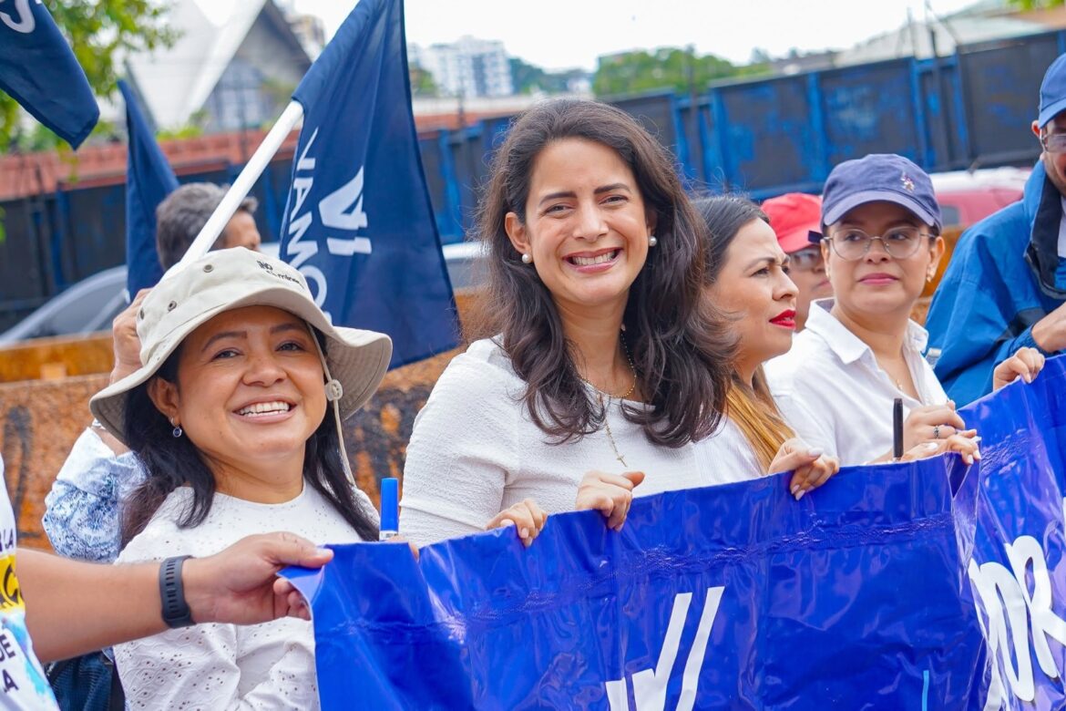 Cesia Rivas es despedida de su cargo de asesora jurídica en Asamblea a petición de Claudia Ortiz