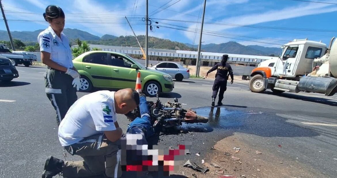 Fallece tras chocar contra la parte trasera de un camión