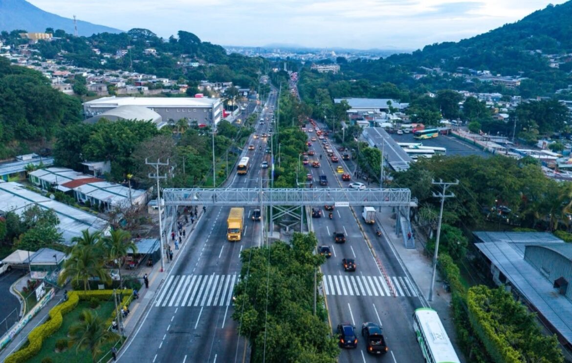 Nueva pasarela de San Marcos alivia flujo peatonal y vehicular en autopista a Comalapa