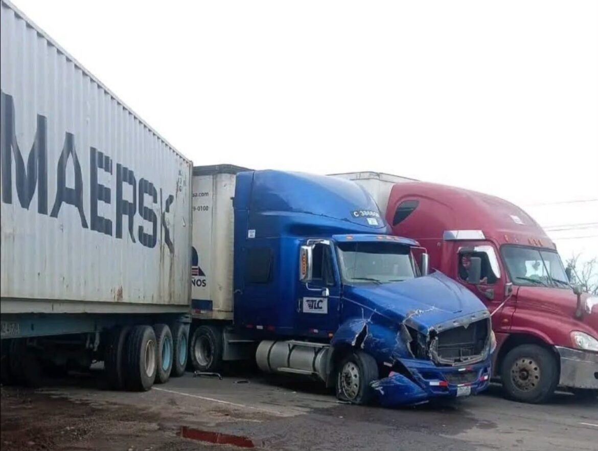 Dos furgones chocan en carretera de Sonsonate hacia Acajutla