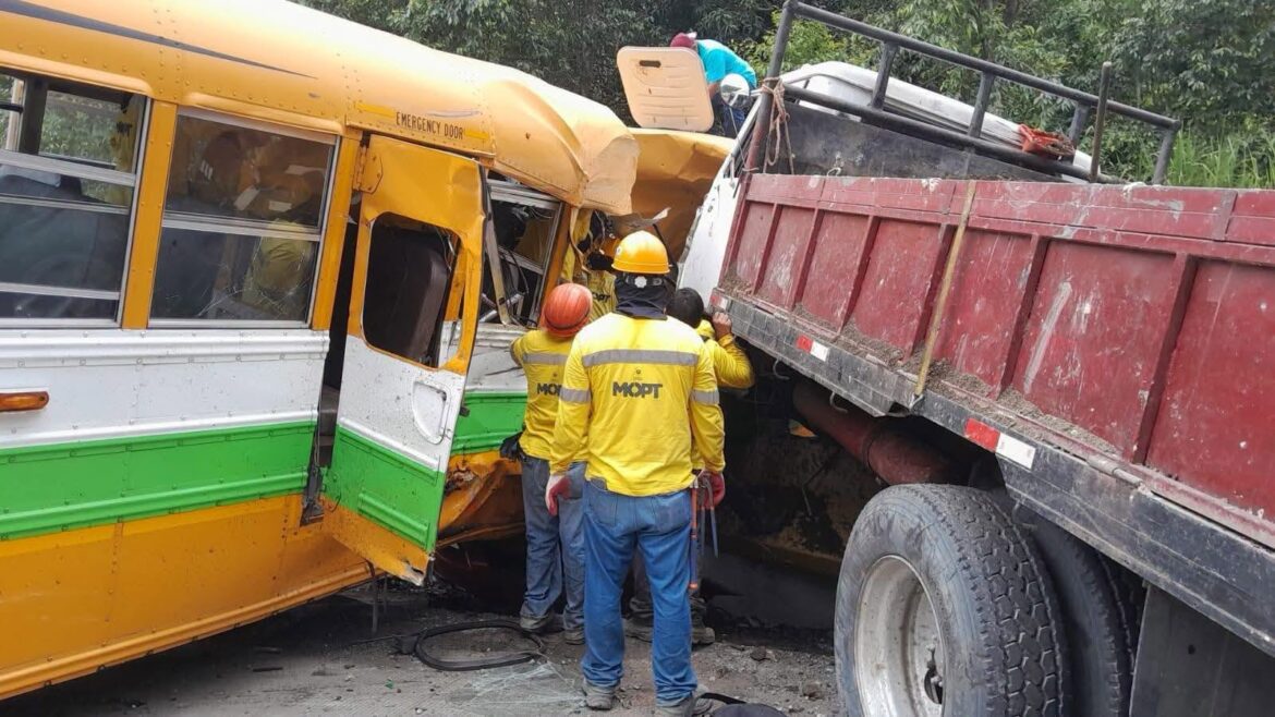 Autoridades confirman cierre total de carretera Los Chorros por accidente múltiple