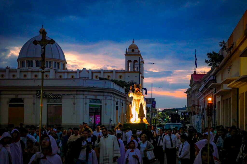 Feligresía celebra el Domingo de Resurrección con procesión de Cristo Resucitado en el Centro Histórico