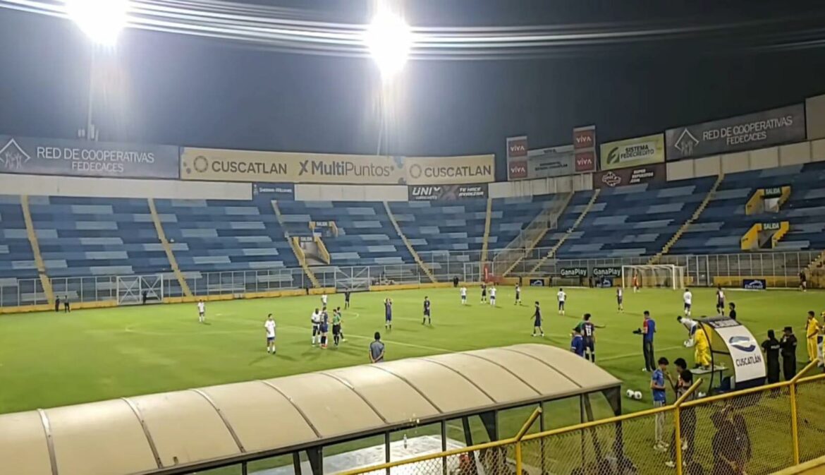 Fracaso rotundo del “partido de tiktokers” en el Cuscatlán: el público salvadoreño ya no traga más circo