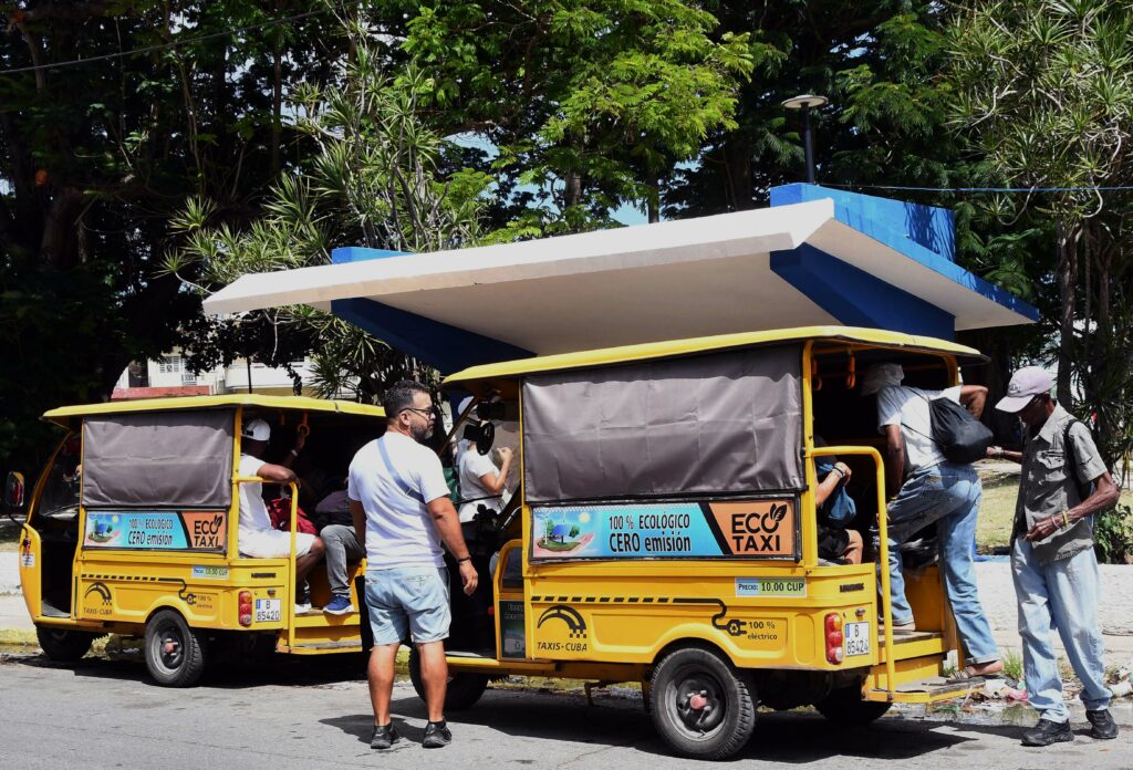 Triciclos eléctricos alivian el caos del transporte en Cuba ante la escasez de combustible