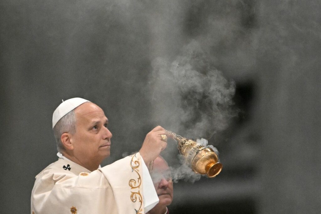 El papa pide «elegir la paz» en su primer mensaje de Pascua