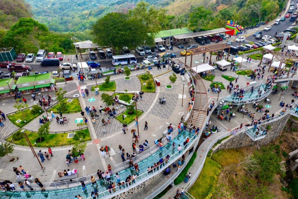 Llegada de visitantes extranjeros a El Salvador sube 50 %