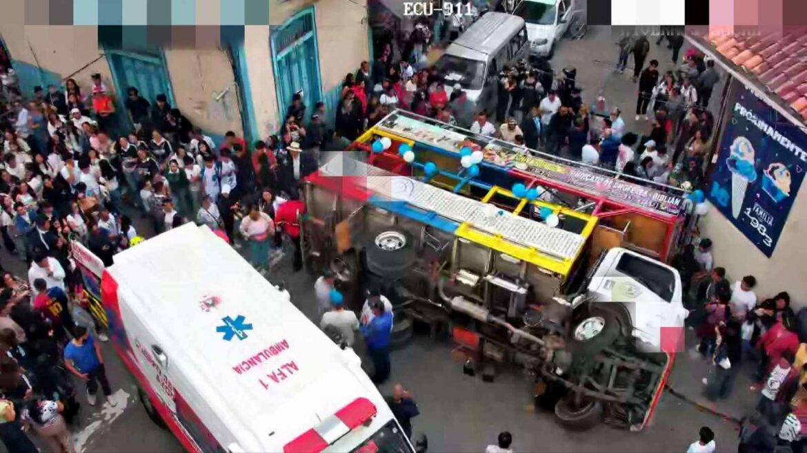 Volcamiento de Conga Bus deja 10 personas heridas en Azogues, Ecuador