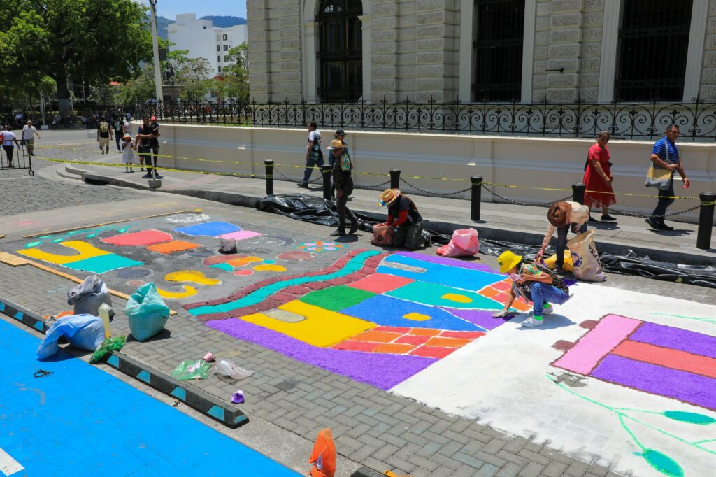 Mega alfombra toma forma en el Centro Histórico de San Salvador