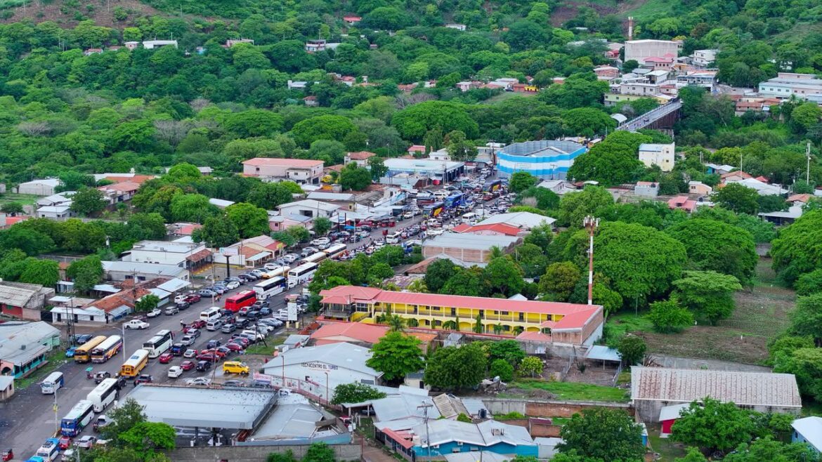 Hondureños se vuelcan a El Amatillo para vacacionar en El Salvador