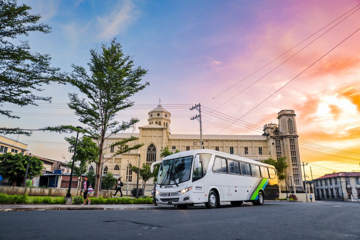 Buses Alegres llevarán a las familias a diversos destinos en Semana Santa