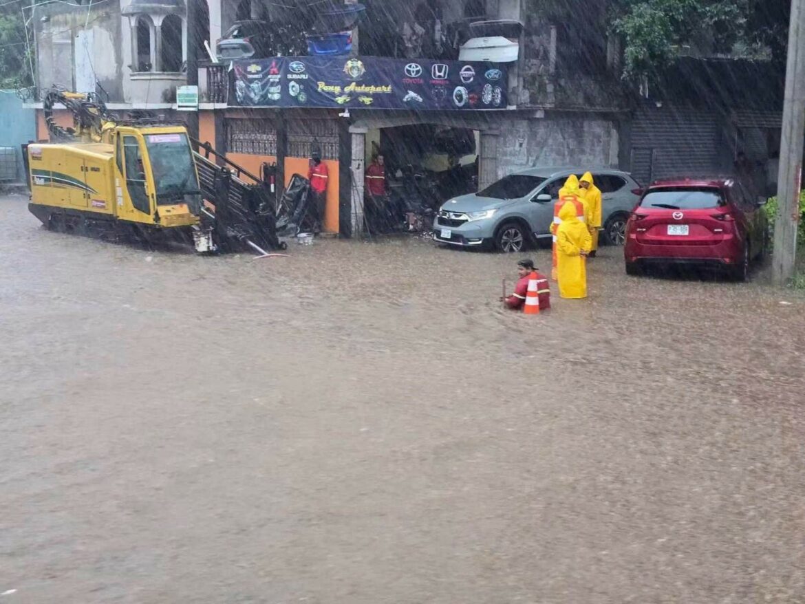 Lluvias provocan inundaciones en varias calles de Santa Ana