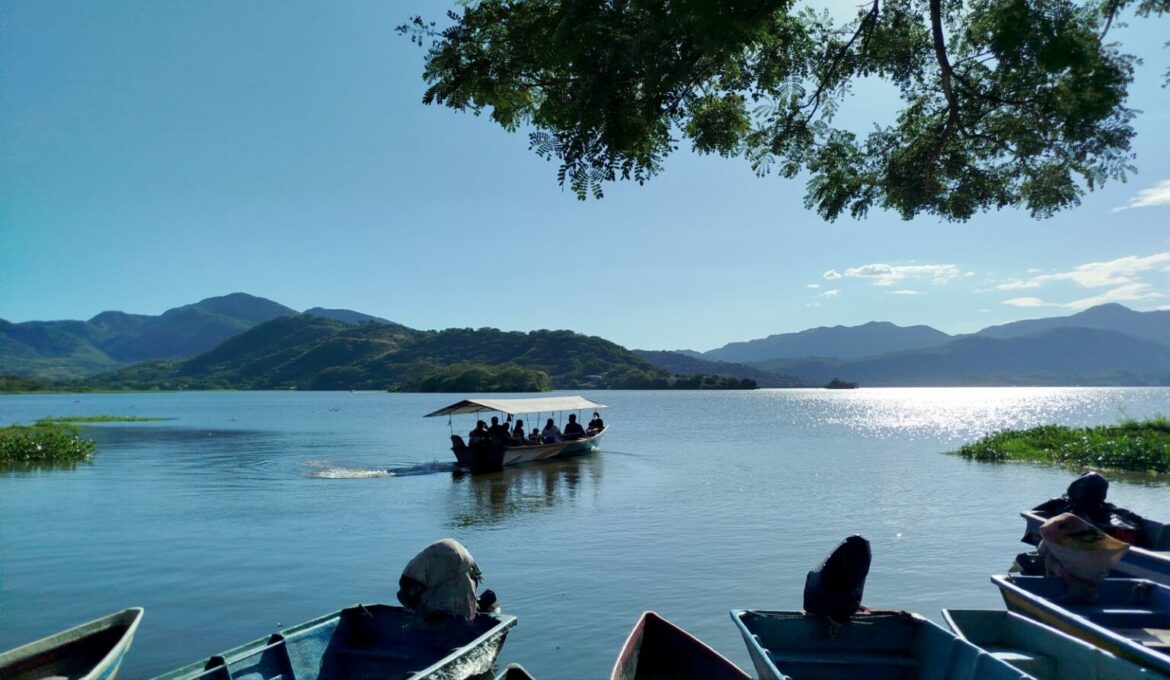 La laguna de Olomega, ideal para disfrutar sus aguas apacibles