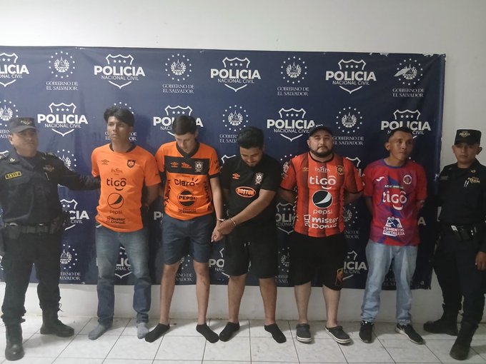 PNC captura a ocho aficionados tras riña entre seguidores de Águila y FAS en San Miguel