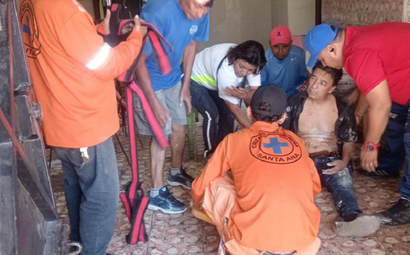 Hombre de 60 años resulta lesionado tras caer de una escalera en Santa Ana