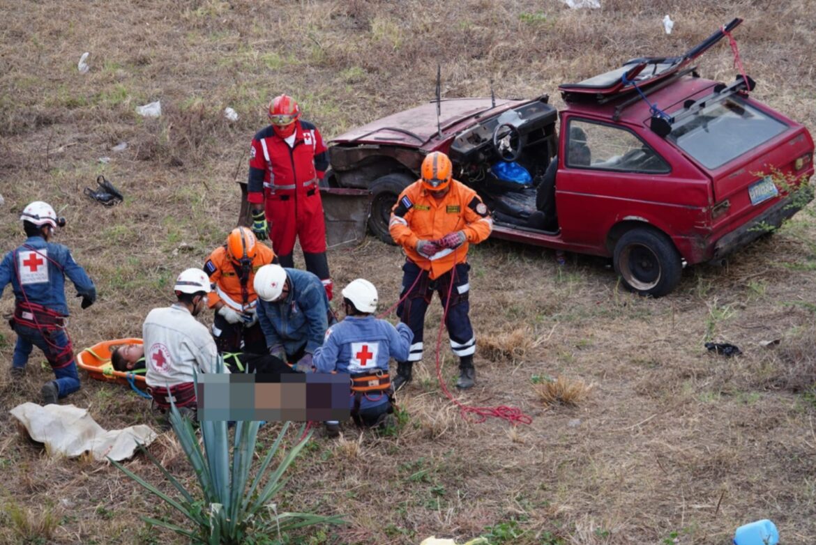 Cruz Roja Salvadoreña gradúa a 25 socorristas en rescate urbano