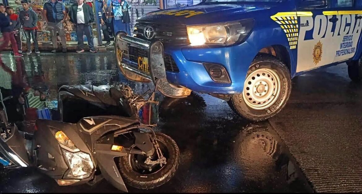 Mujer resulta lesionada tras accidente con una patrulla policial en Chimaltenango, Guatemala
