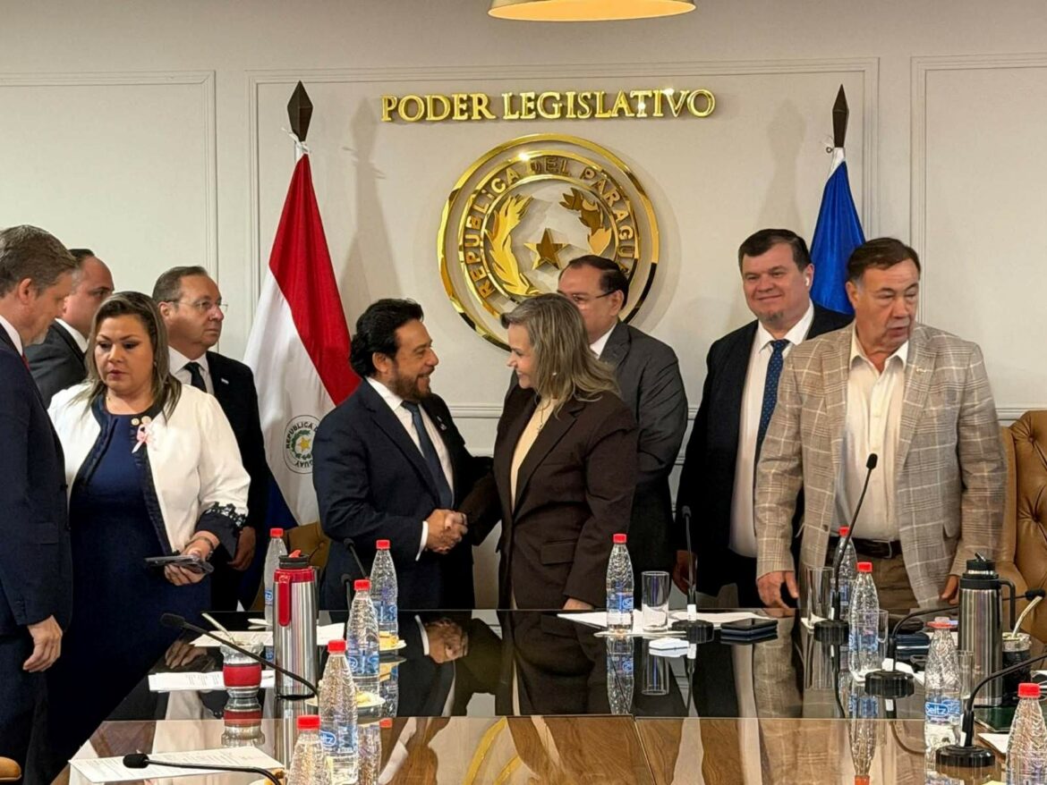 Félix Ulloa se reúne con senadores de Paraguay para fortalecer las relaciones bilaterales
