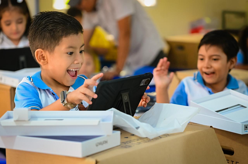 Gobierno impulsa transformación educativa con entrega de paquetes escolares y tecnología en La Paz