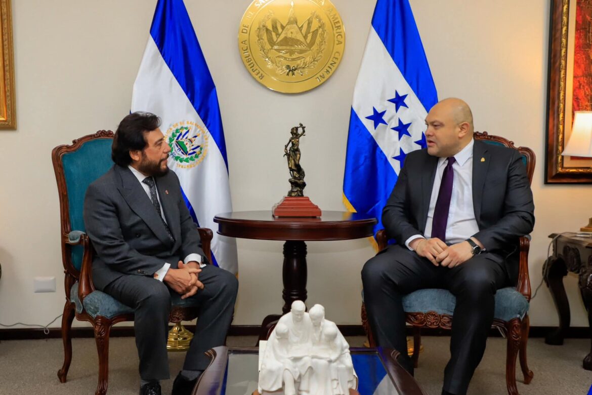 Vicepresidente Ulloa recibe cartas credenciales de nuevos embajadores en El Salvador