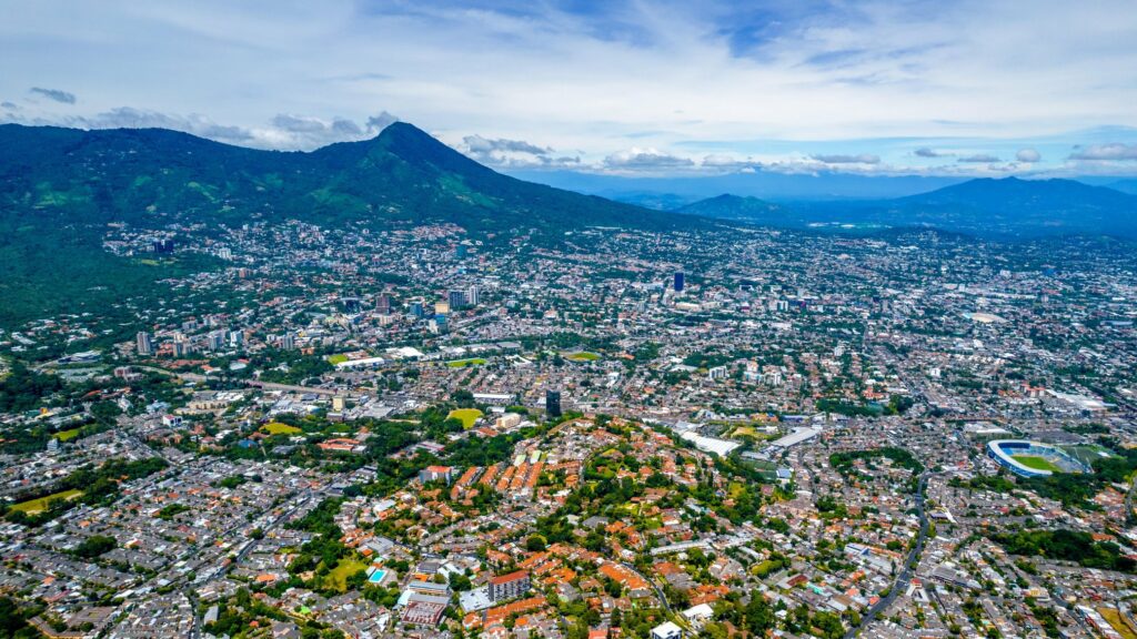 Se pronostica calor y lluvias puntuales para este jueves en El Salvador