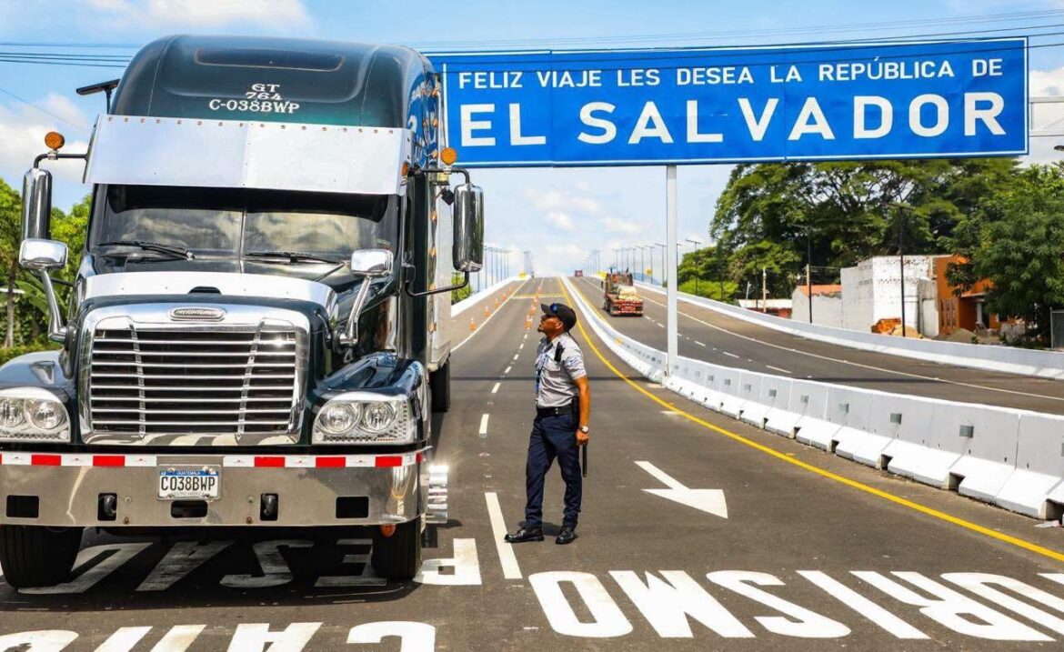 Director de Aduanas verifica operaciones en el nuevo puente binacional La Hachadura