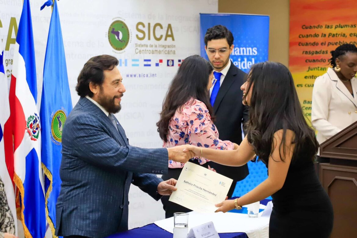 Vicepresidente Ulloa encabeza graduación de sexta promoción del Diplomado sobre el Sistema de la Integración Centroamericana