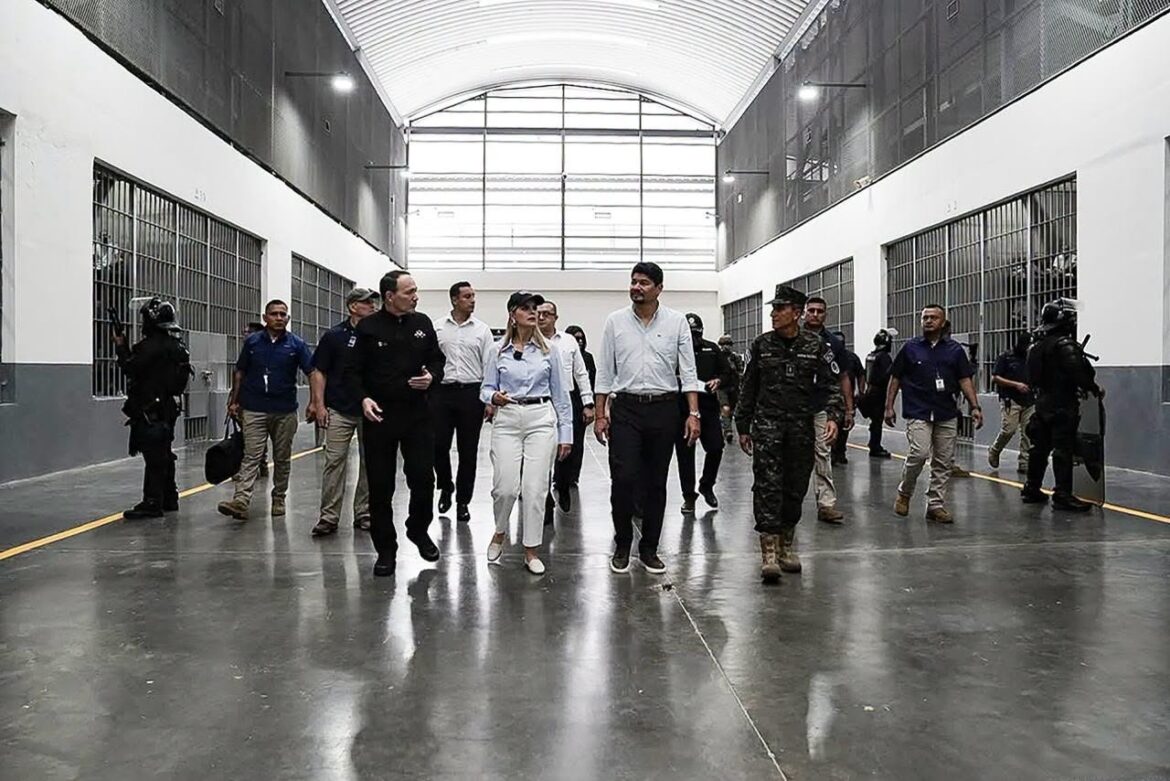 Laura Fernández conoce el funcionamiento del CECOT durante su visita a El Salvador