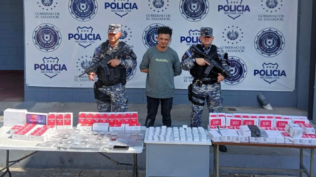 Se esconde en local y luego en baños para hurtar $25,000 en teléfonos celulares