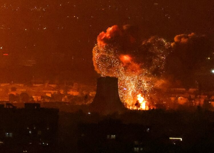 Lluvia negra y aire tóxico: Teherán enfrenta una catástrofe ambiental tras bombardeos