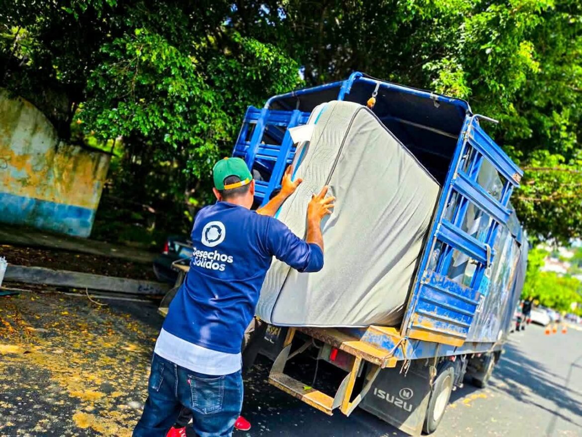 Alcaldía realiza jornada de limpieza de residuos voluminosos en San Salvador Centro