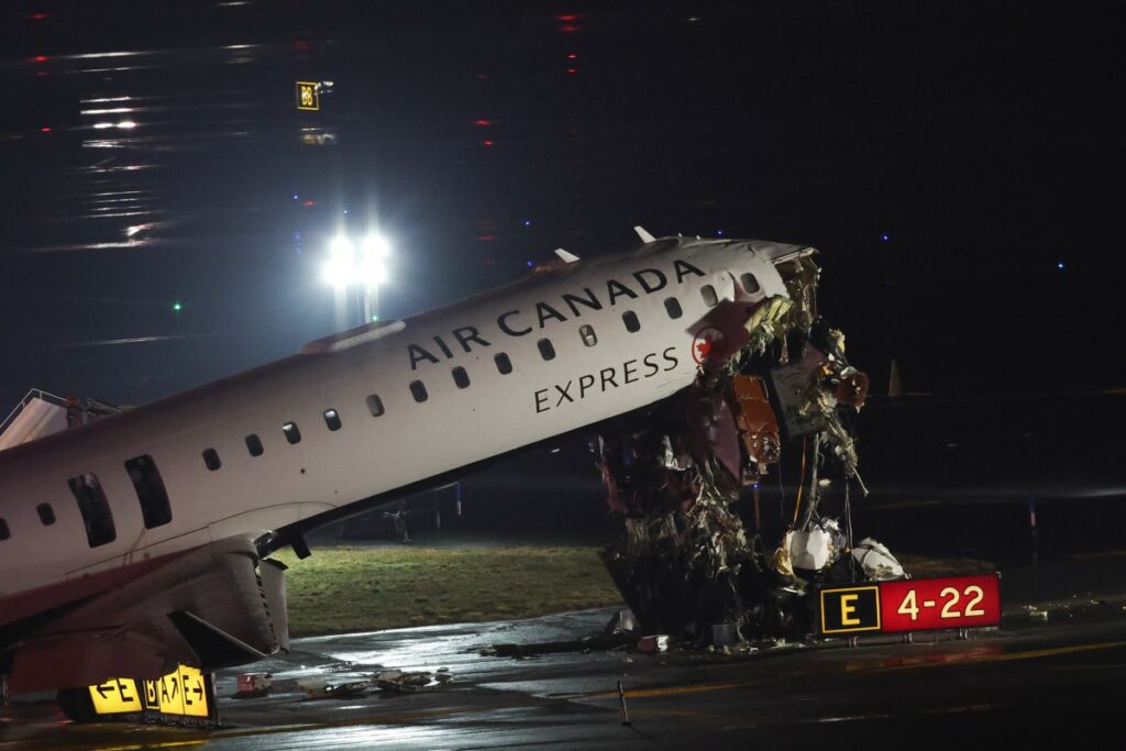 Dos muertos en el choque de un vehículo y un avión en un aeropuerto de Nueva York