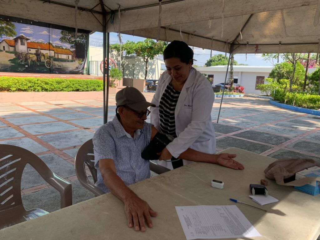 Brindan asistencia médica a adultos mayores en Cuscatlán