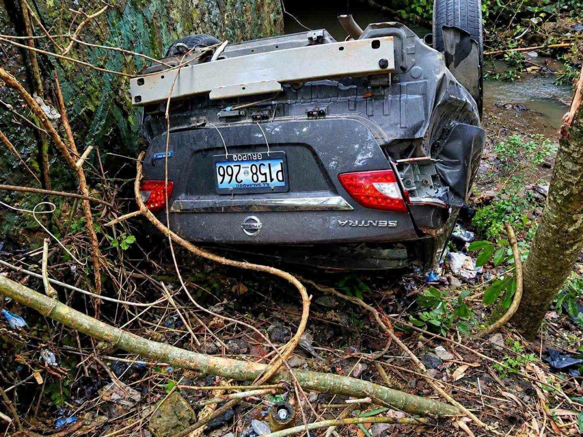 Dos personas lesionadas tras caer vehículo en una quebrada de 10 metros en Ilobasco