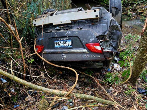 Dos personas lesionadas tras caer vehículo en una quebrada de 10 metros en Ilobasco